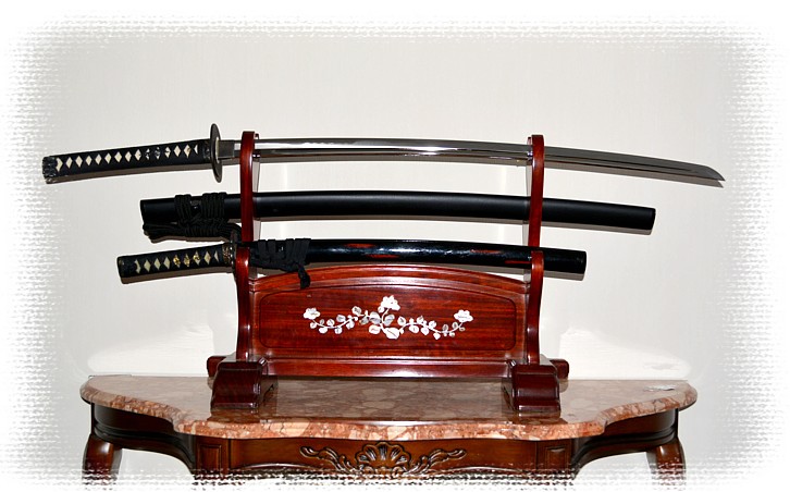 Резная японская подставка для трех самурайских мечей