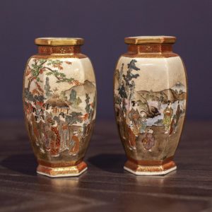 Парные вазы с изображением людей на фоне Фудзиямы