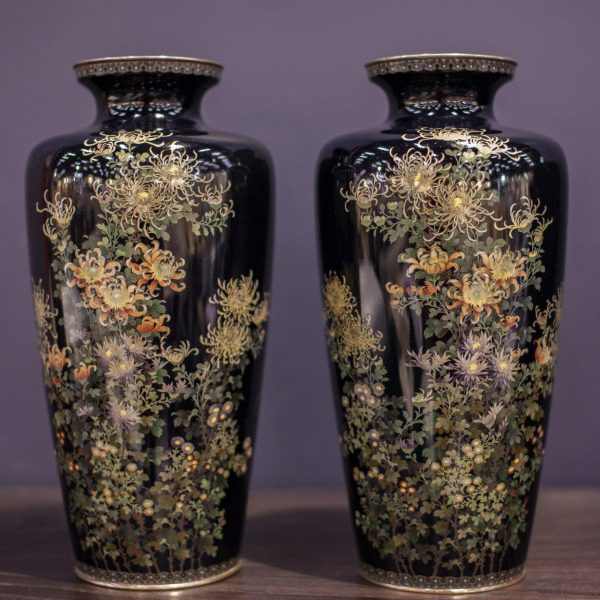 Парные вазы с изображением хризантем